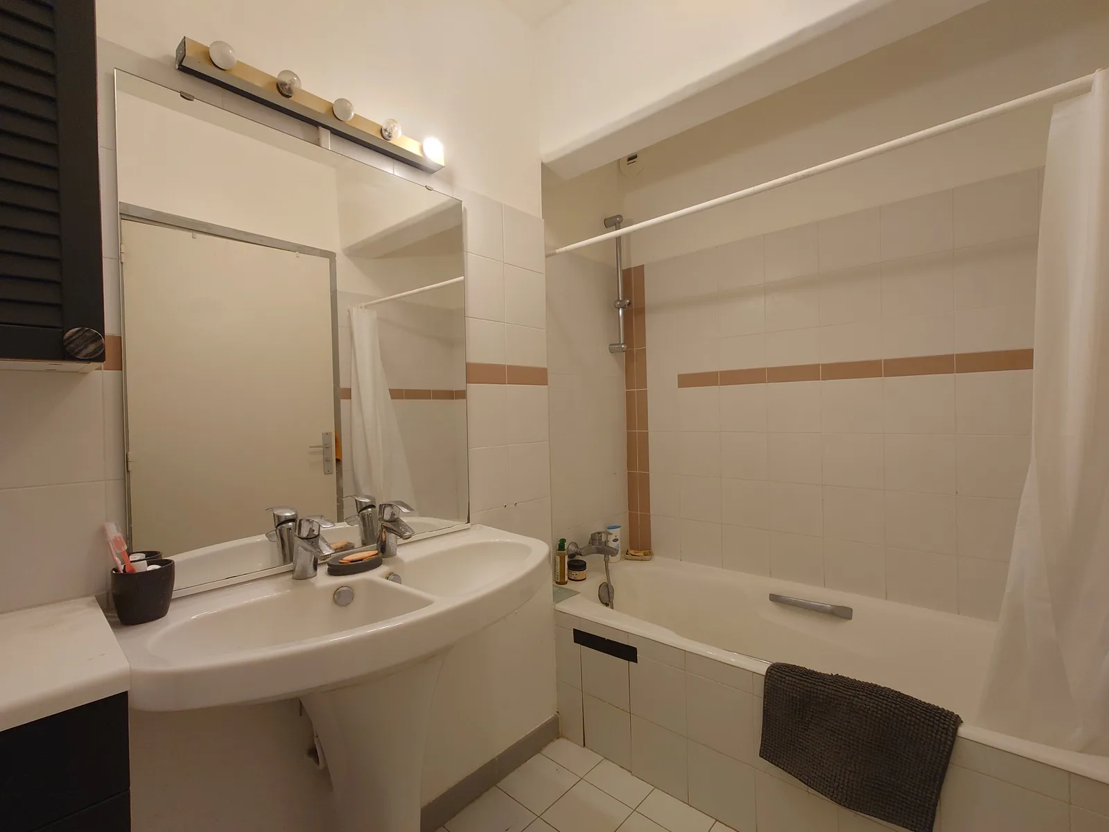 Salle de bain vieillissante avant home staging virtuel