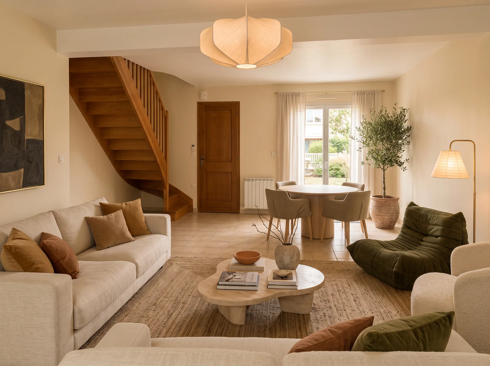Le même séjour après home staging virtuel : canapé courbe écru et coin repas contemporain