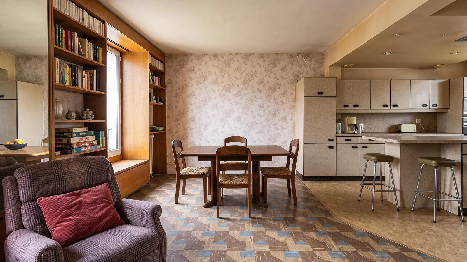 Séjour et cuisine datés avant home staging virtuel