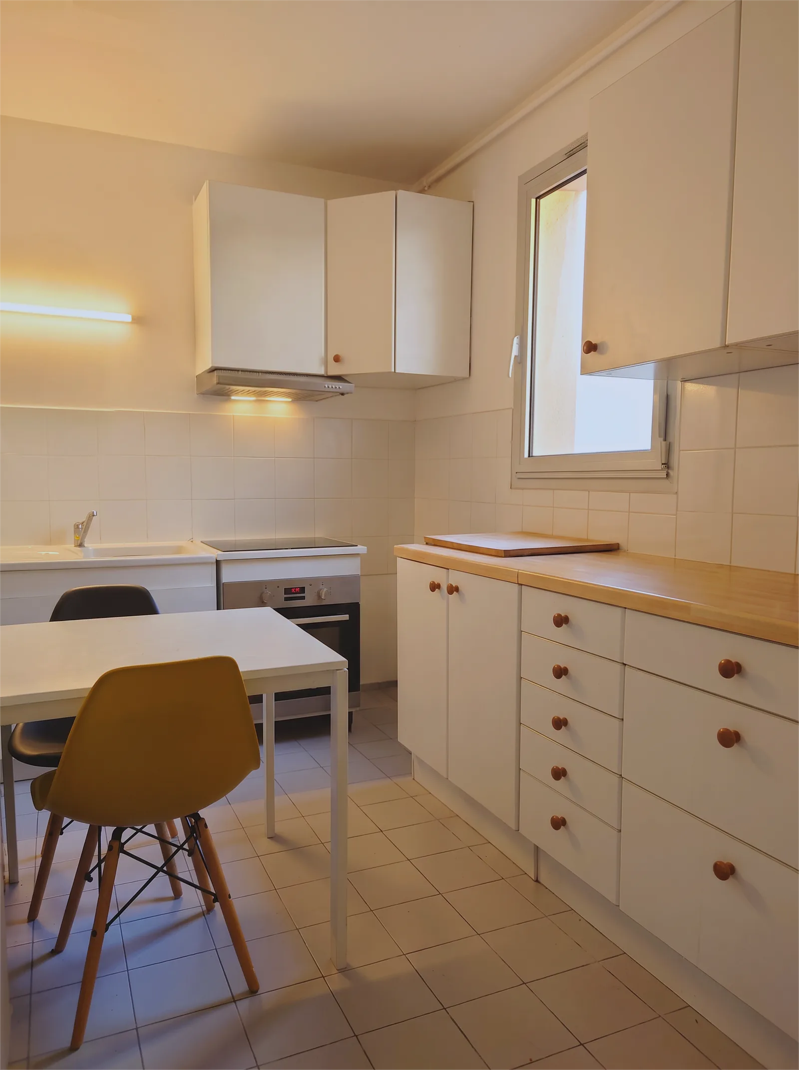 La même cuisine après retouche photo : plans dégagés et lumière équilibrée