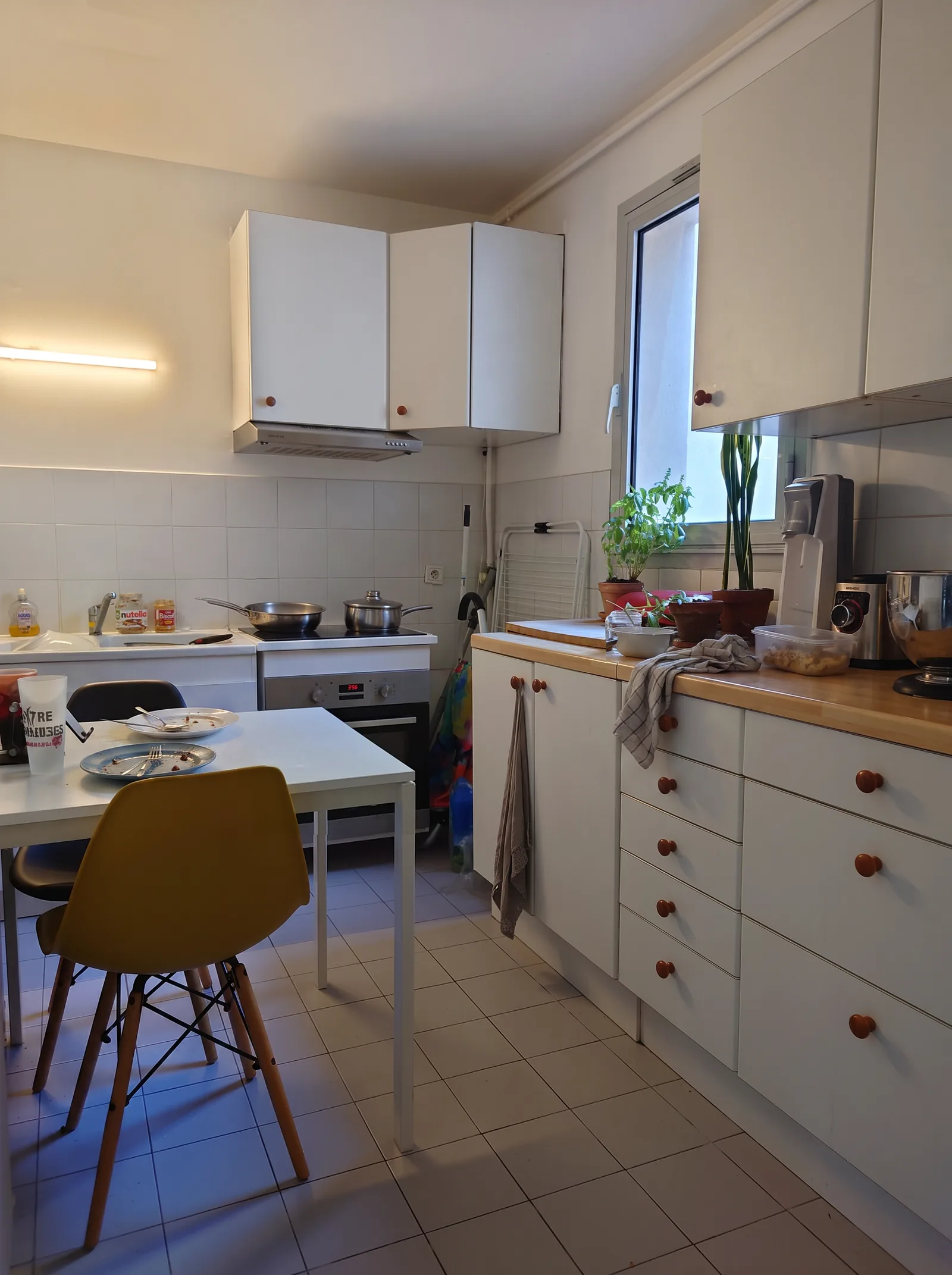 Cuisine encombrée avant retouche photo immobilière