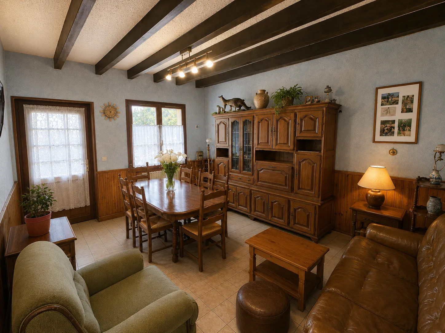 La même salle à manger après retouche photo : espace épuré et lumière homogène