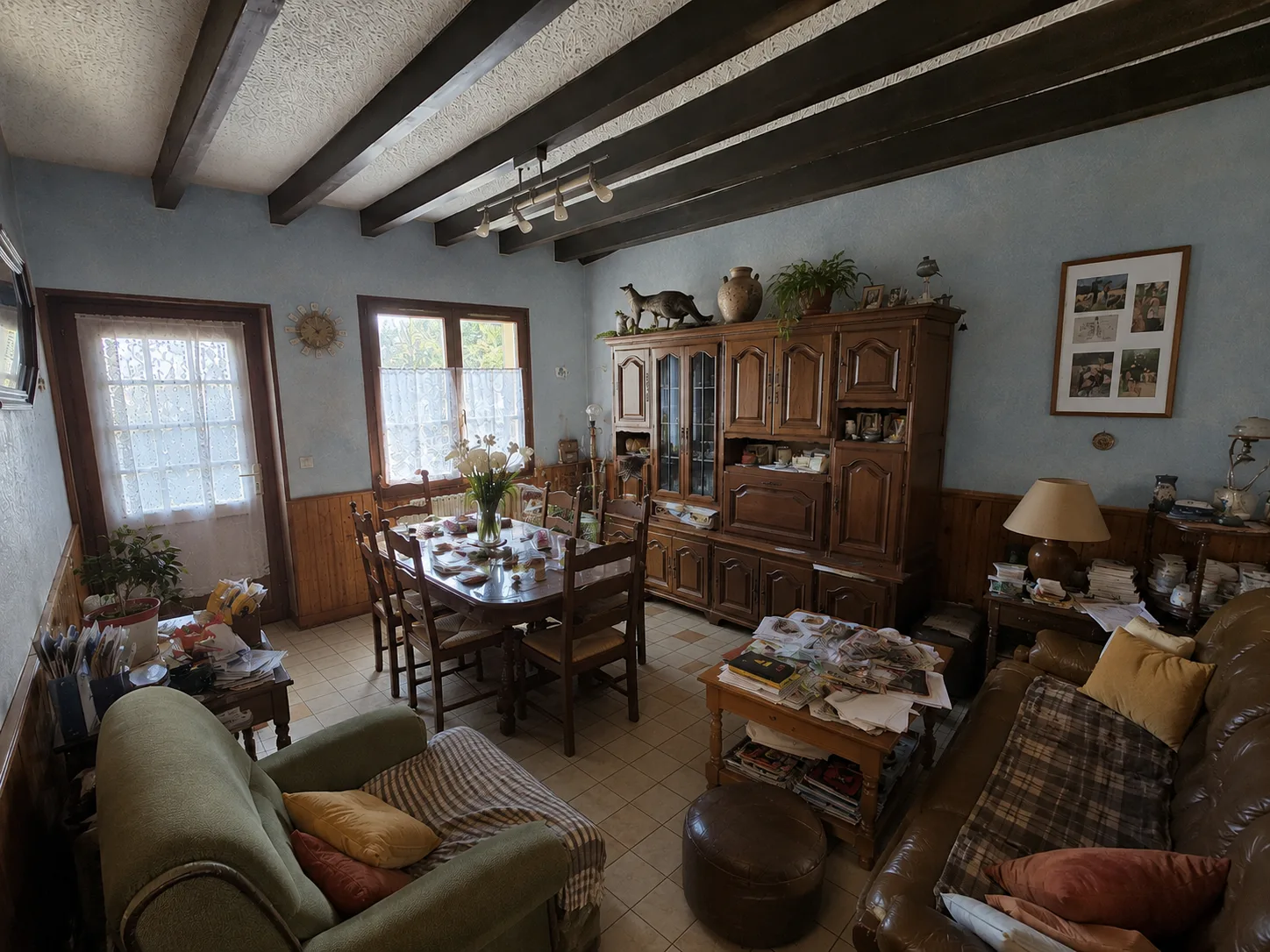 Salle à manger provençale avant retouche photo, objets du quotidien visibles