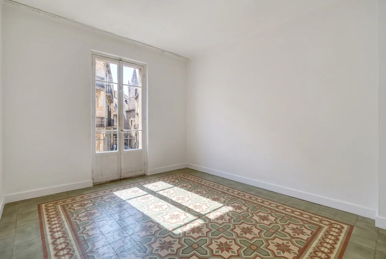 Pièce vide à carreaux de ciment anciens, avant ameublement virtuel