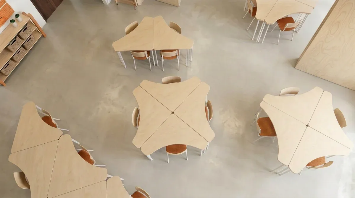 Vue en plongée sur les tables en trèfle de l’atelier Manoré