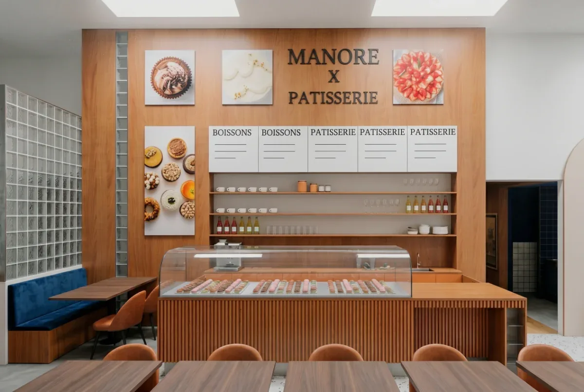 Vitrine de pâtisseries du café Manoré et tableau de la carte