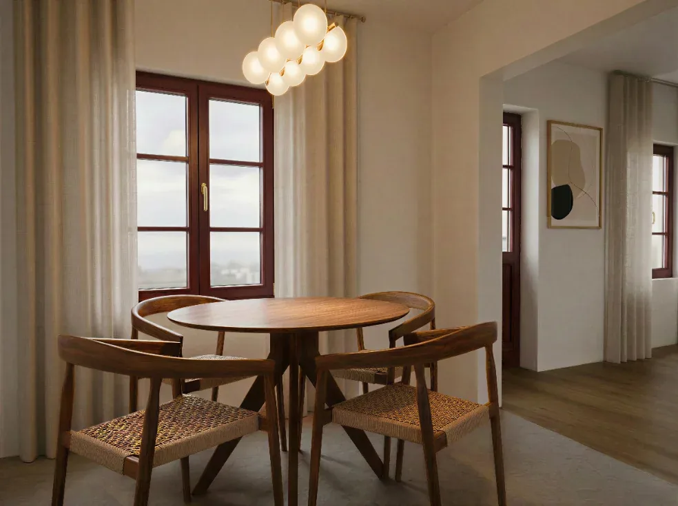 Salle à manger de La Placette, table ronde en noyer et suspension à globes de verre