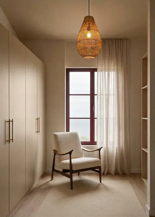 Dressing de La Placette, placards toute hauteur et fauteuil près de la fenêtre