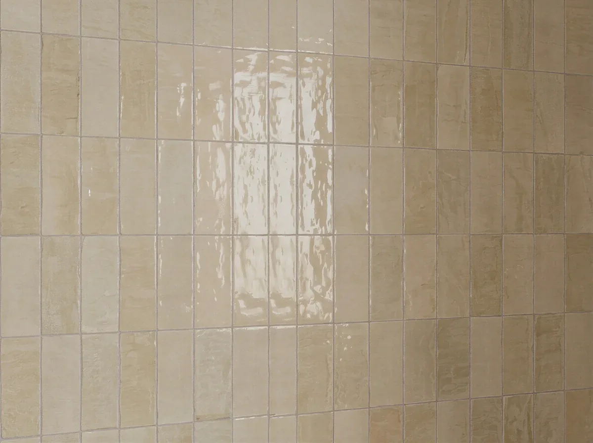 Détail du zellige beige de la salle de bain de La Placette