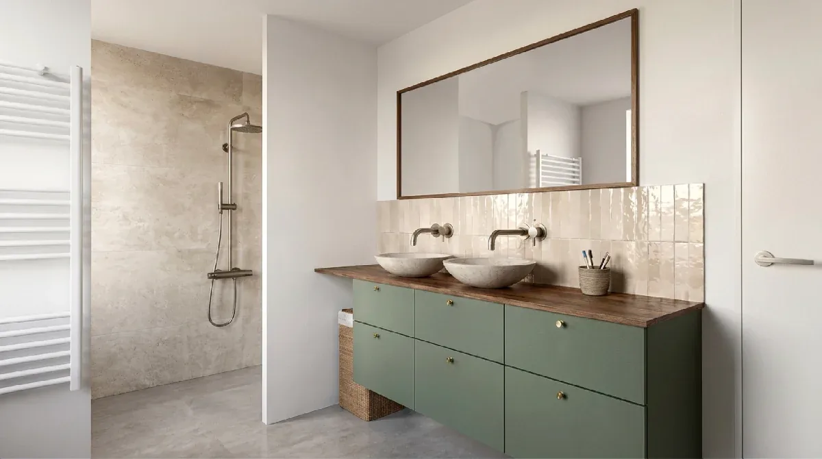 Salle de bain de Combebelle, double vasque sur meuble vert et douche à l’italienne